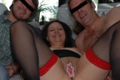 Ninapie zeigt nach einem Dreier die besamte Muschi